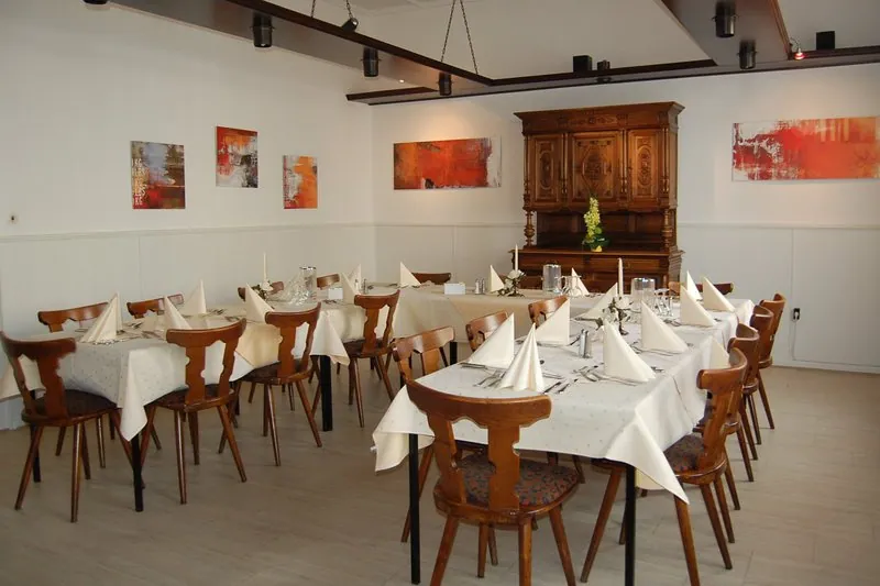 Lange, weiß eingedeckte Tafel im Gasthaus Gohr